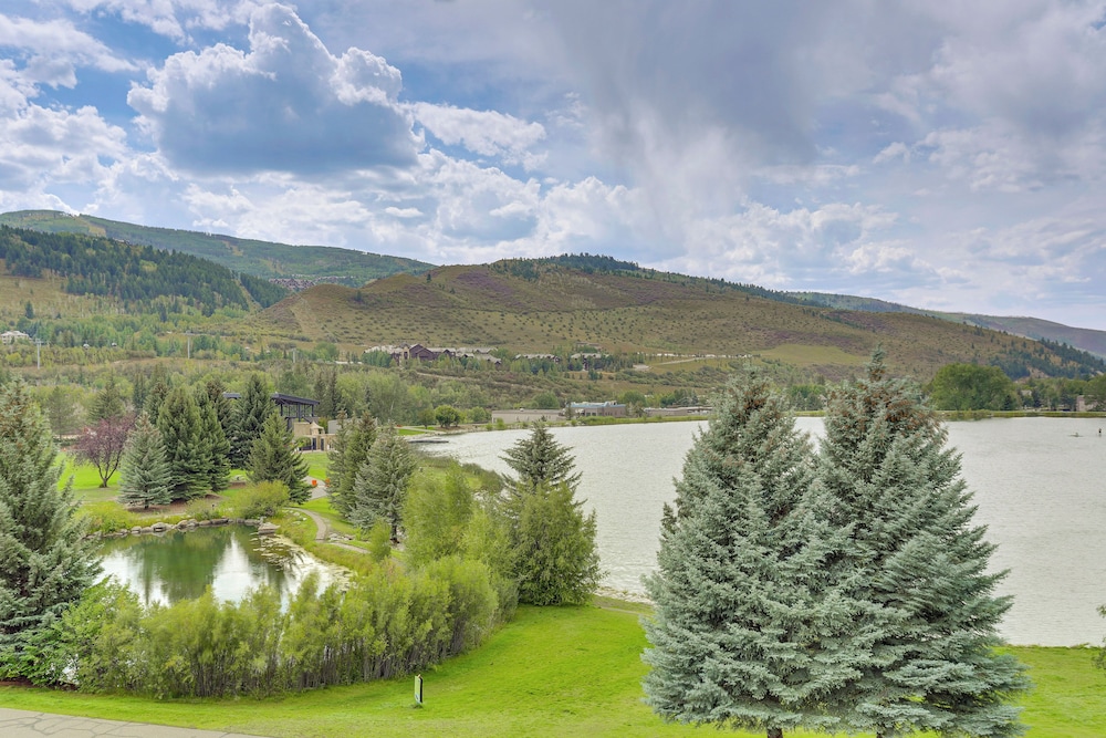 Sauna & Ski Shuttle Access: Mtn-view Condo in Avon