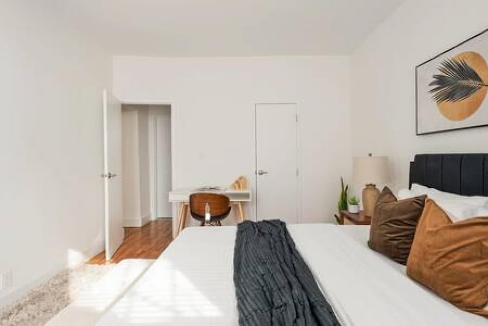 444-2e Modern 2BR Hell s Kitchen