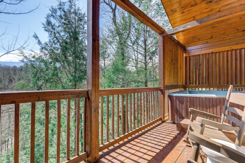 Smoky Mtn Escape w/ Hot Tub: 4 Mi to Gatlinburg!