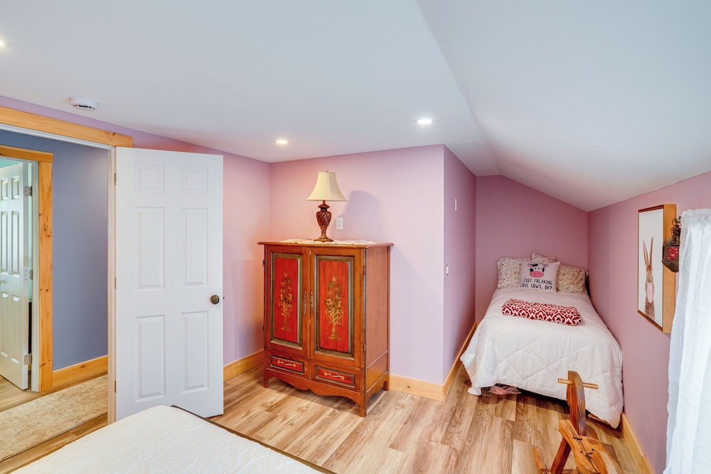 4 Mi to Dtwn Catskill: Mtn-view Home