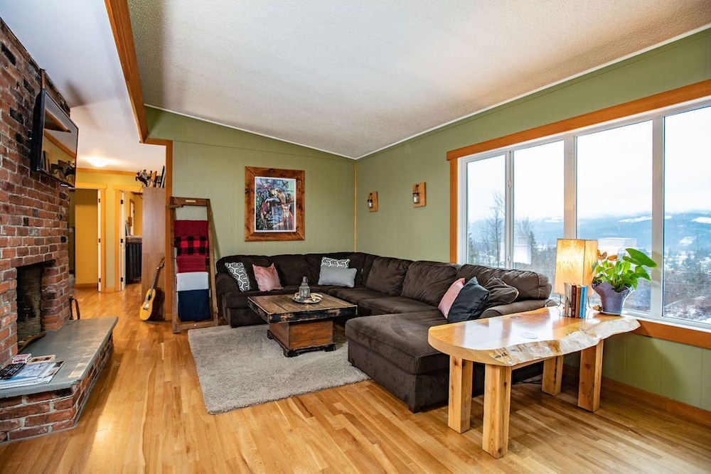 Basecamp Cabin by Revelstoke Vacations - Image 1