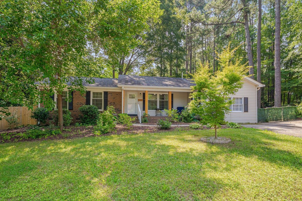 Relaxing Retreat Near North Hills & Downtown 3 Bedroom Home