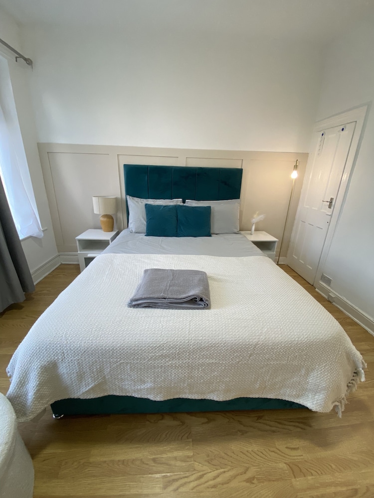 Spacious 2-bed Near Etihad-games Room-free Parking