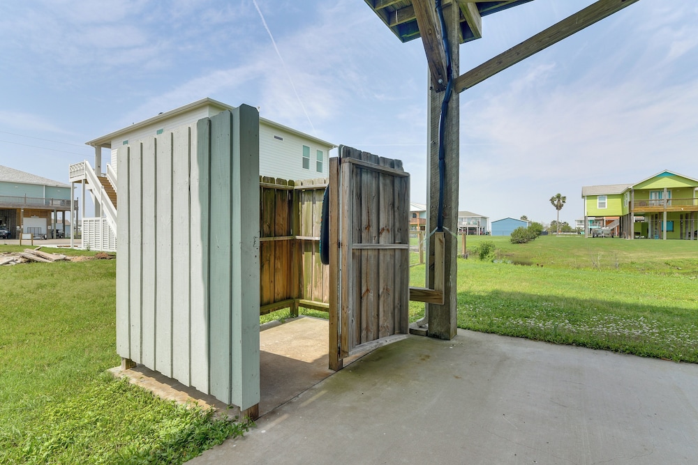 Walk to Crystal Beach: Coastal Getaway w/ Deck