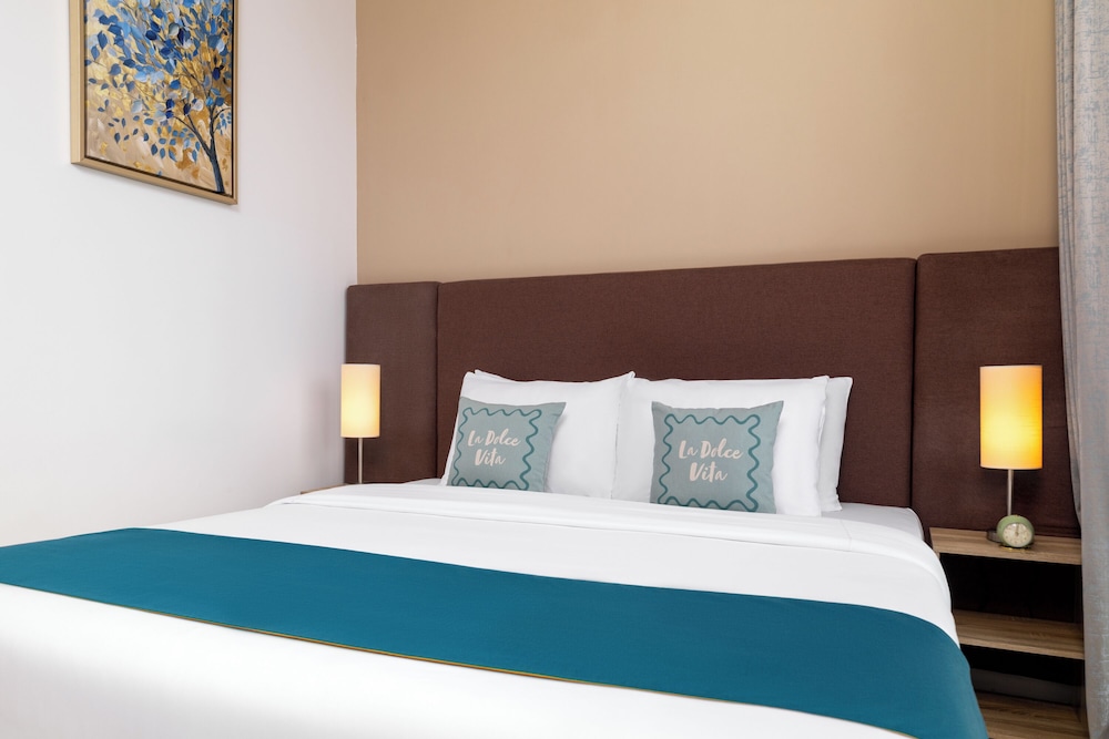 Maison Privee - Elegant Palm Retreat w/ Iconic Sea and Marina Vws