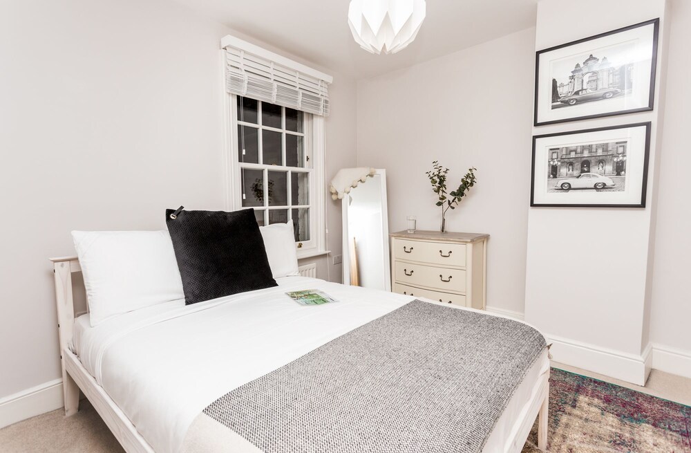 The Modern Classic - Contemporary & Elegant 3bdr Home
