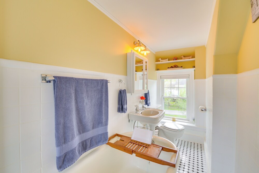 Rockland Home w/ Deck 5 Mins to Historic Downtown!