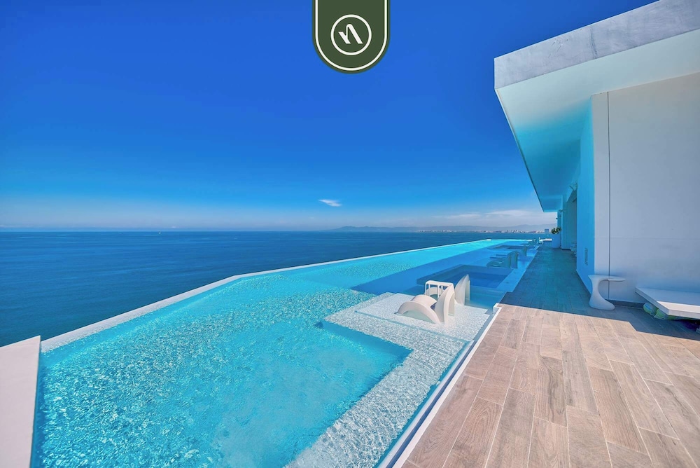 Oceanview Luxury Condo - Private Beach - Rooftpop