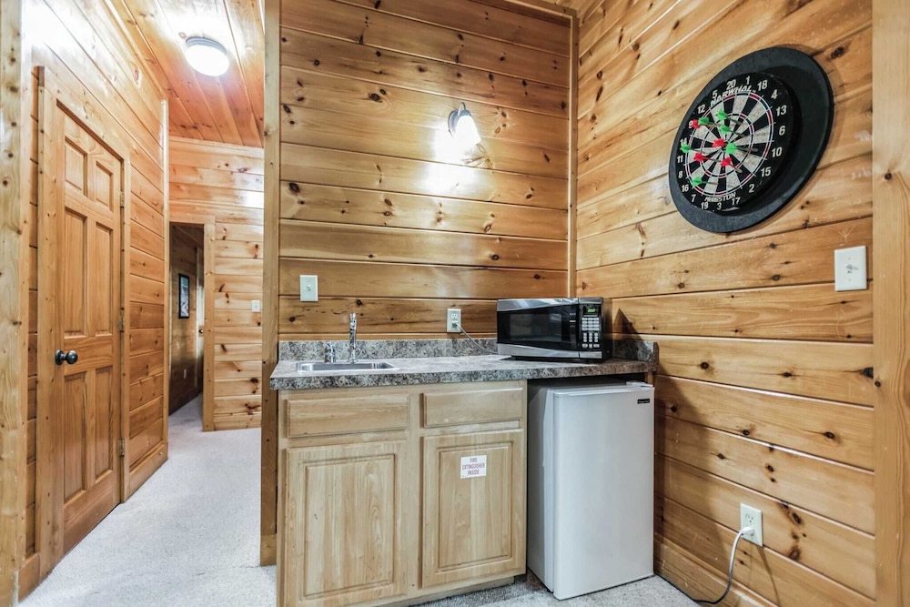 Resort Cabin w/ Hot Tub, Pool Table, Deck Views Summit View Way by Avantstay