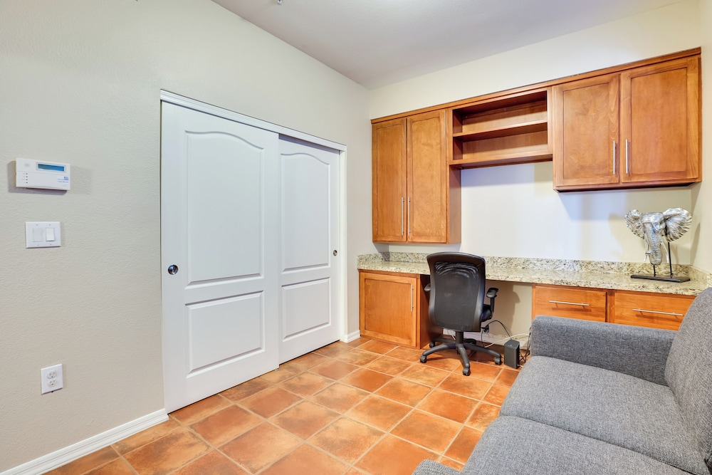 < 1 Mi to Biltmore Fashion Park: Condo w/ Pool!