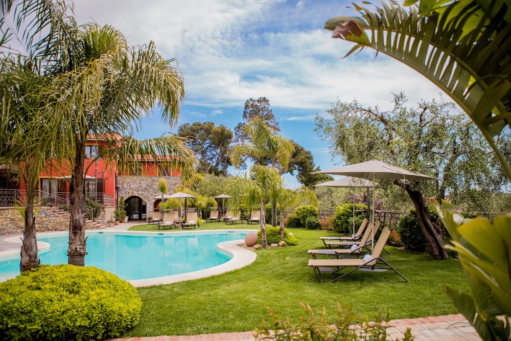 Leonardo Resort