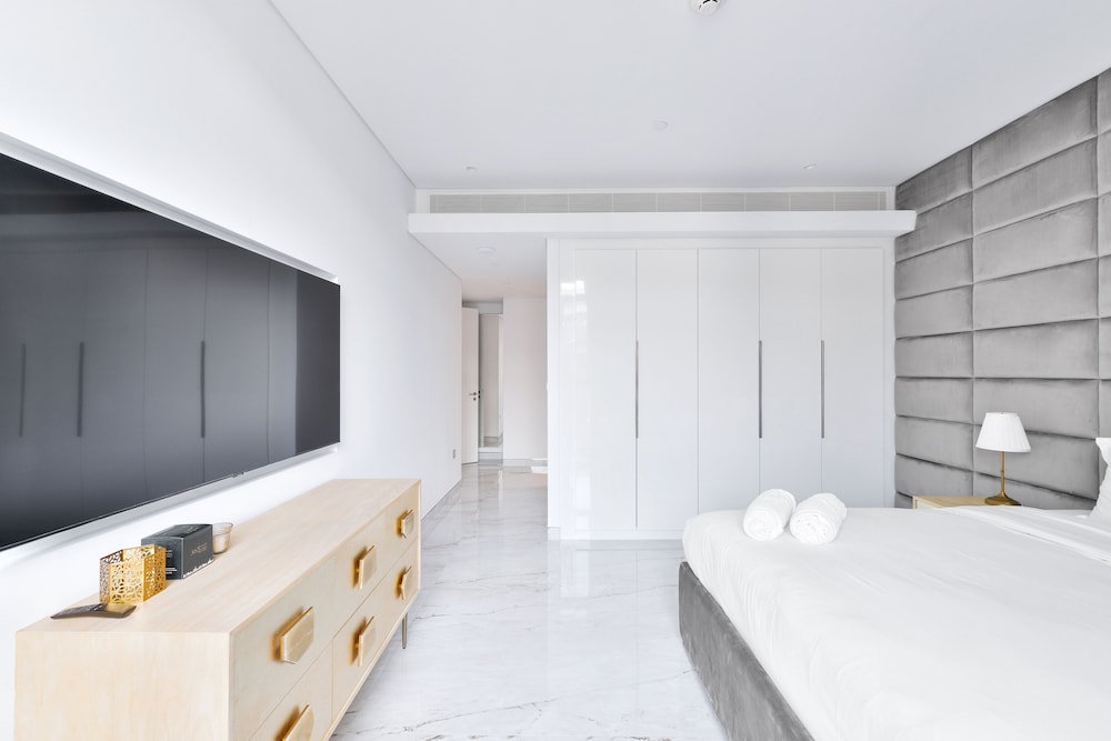 Luxury 2BR plus maids room in Bluewaters