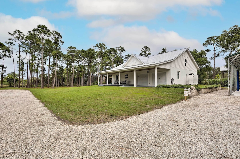 Trendy Palm City Cottage w/ Porch on 5 Acres! view 4