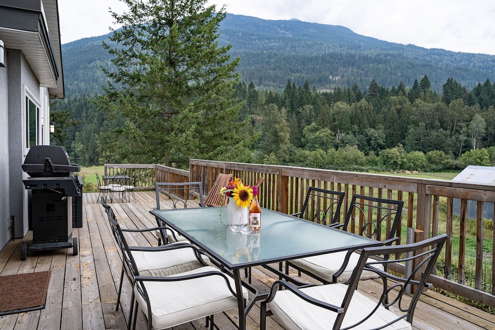 Revelstoke Lakehouse by Revelstoke Vacations