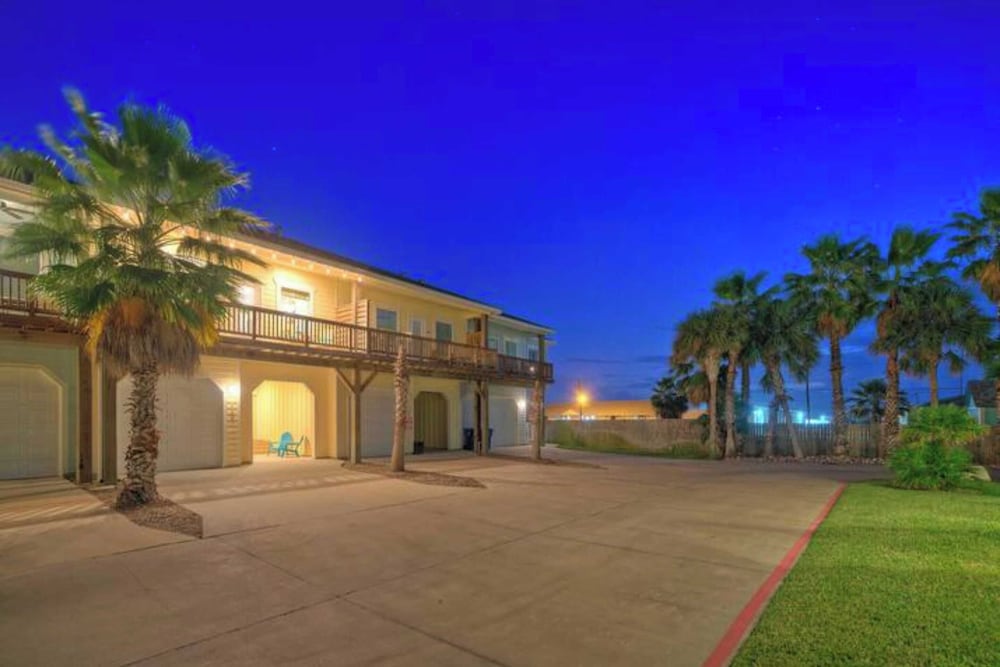 2 Homes in Las Palmeras by Avantstay Sleeps 18, Resort Pool + Private Patio Walk to Town, Golf Cart Zone