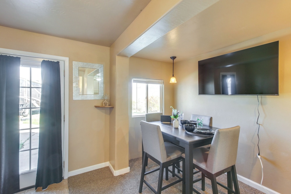 Lake & Mountain Views: Cozy California Stay