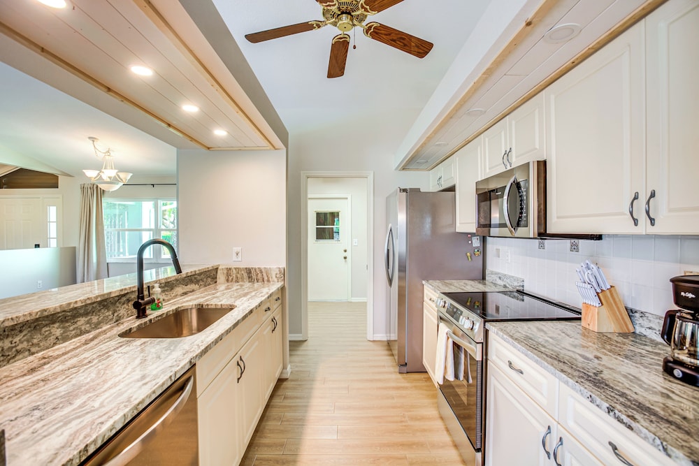 7 Mi to Beach: Family-friendly Englewood Escape!