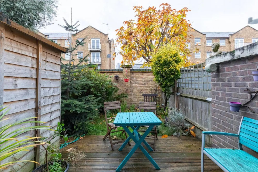 Charming 1BD Retreat With Garden Area, Greenwich!