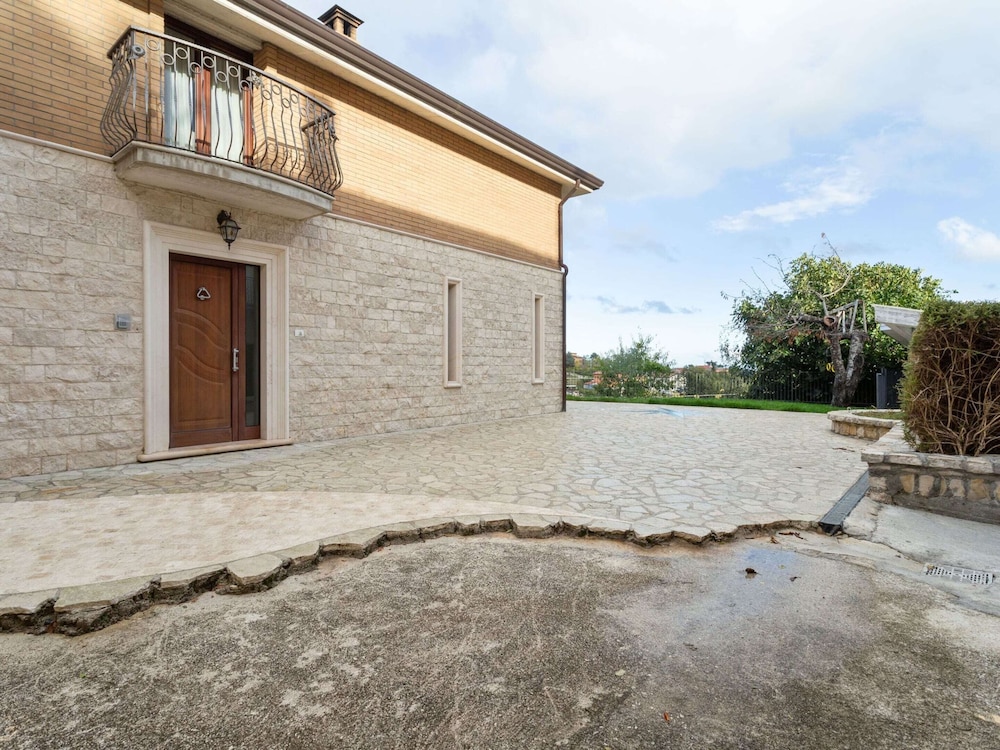 Elegant Apartment in Campobasso near Woods view 2