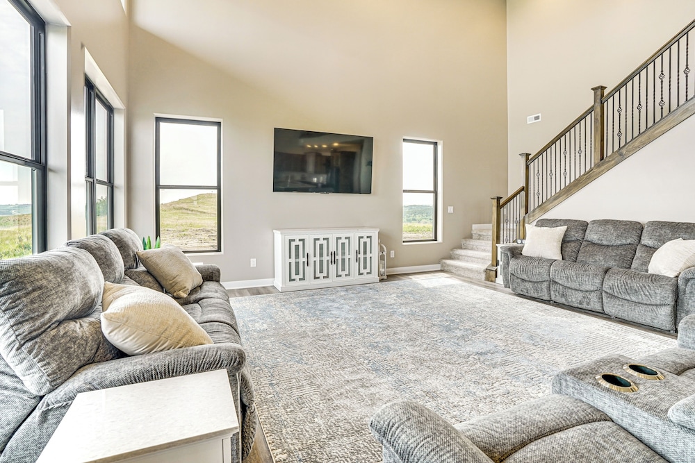 2 Mi to Lewis and Clark Lake: Spacious Getaway