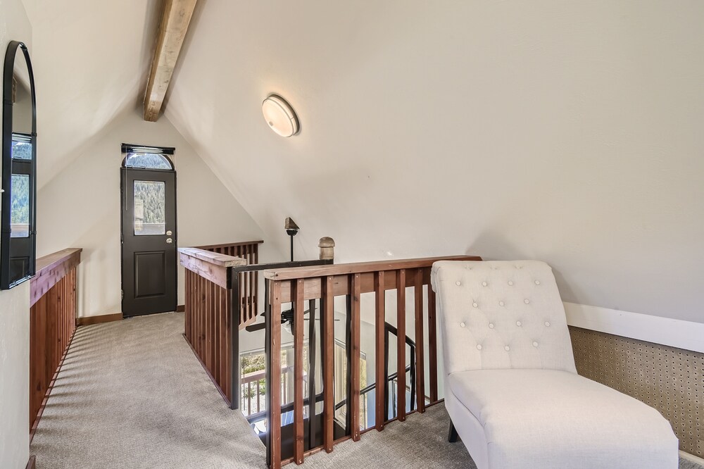 New Listing!! Modern Mountain Getaway 2 Bedroom Home by RedAwning view 3
