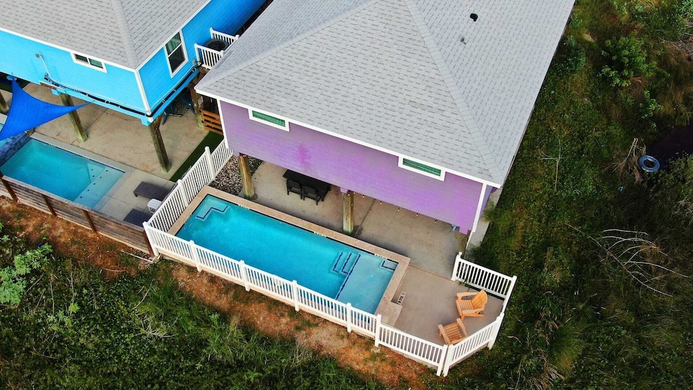Purple Parrot by Avantstay Heated Pool, Beach Access & Central Port A Location