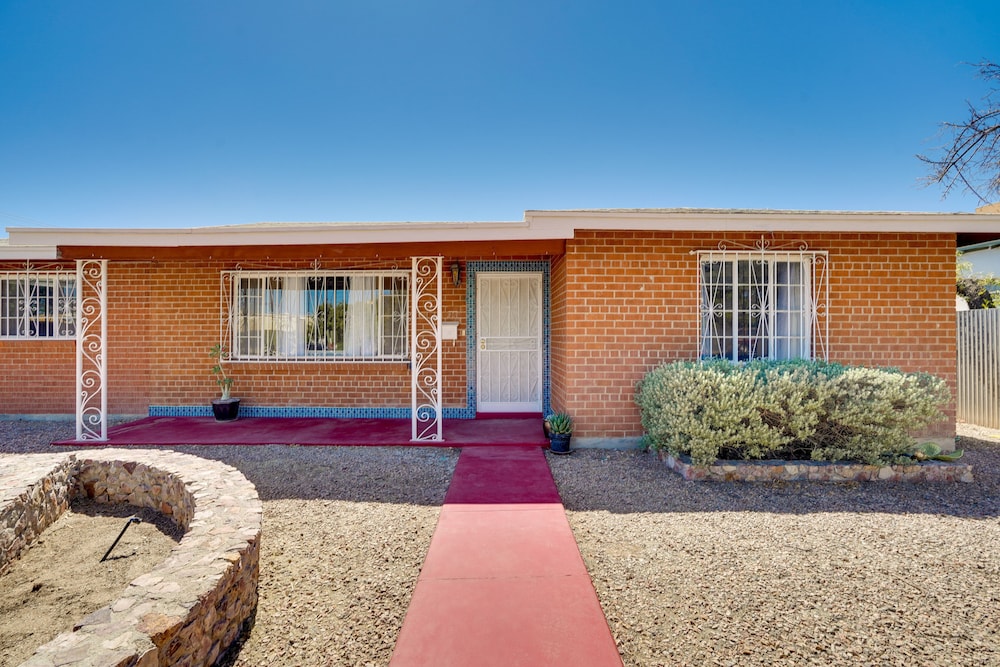 Single-story Retreat ~ 1 Mi to Downtown Tucson! view 4