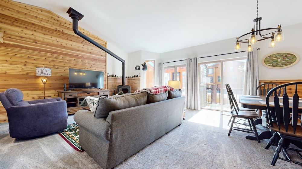 Forest Creek #16 2 Bedroom Condo by RedAwning view 5