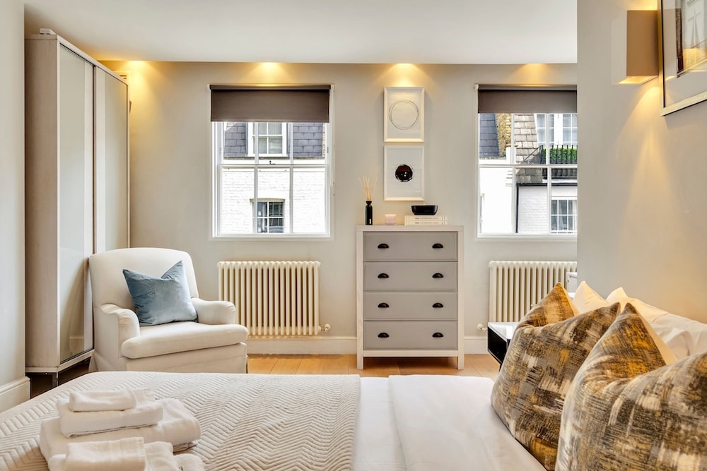 Luxe 4-bed Mews Home - 10 min to Harrods
