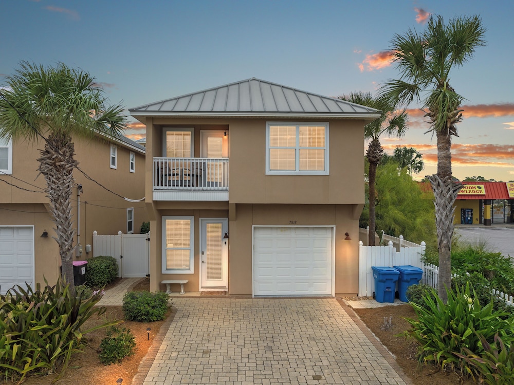 Escape to Sand Dollar Holler: Coastal Retreat, 3 Beds, 2.5 Baths, Sleeps 10!