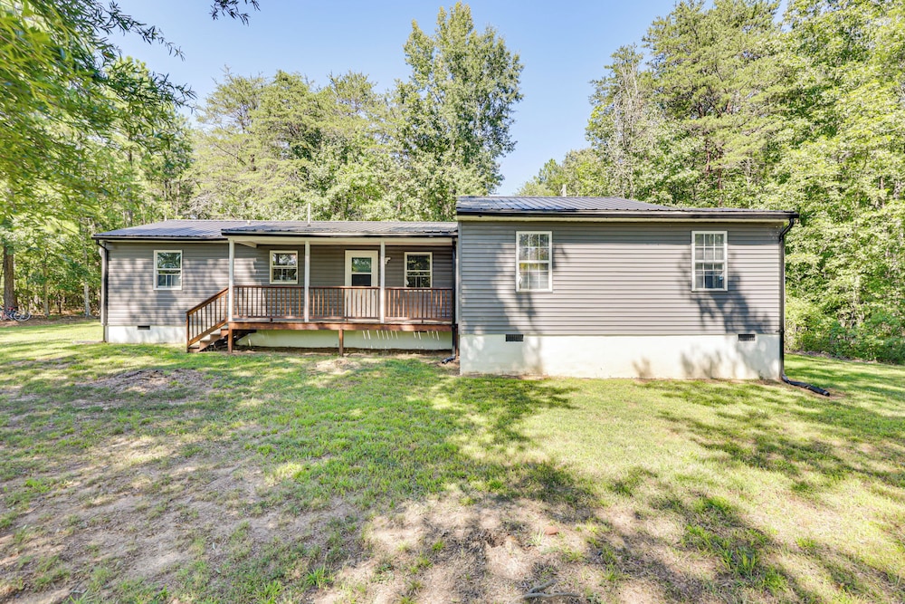 Waterfront Home w/ Deck & Yard, 4 Mi to Farmville!