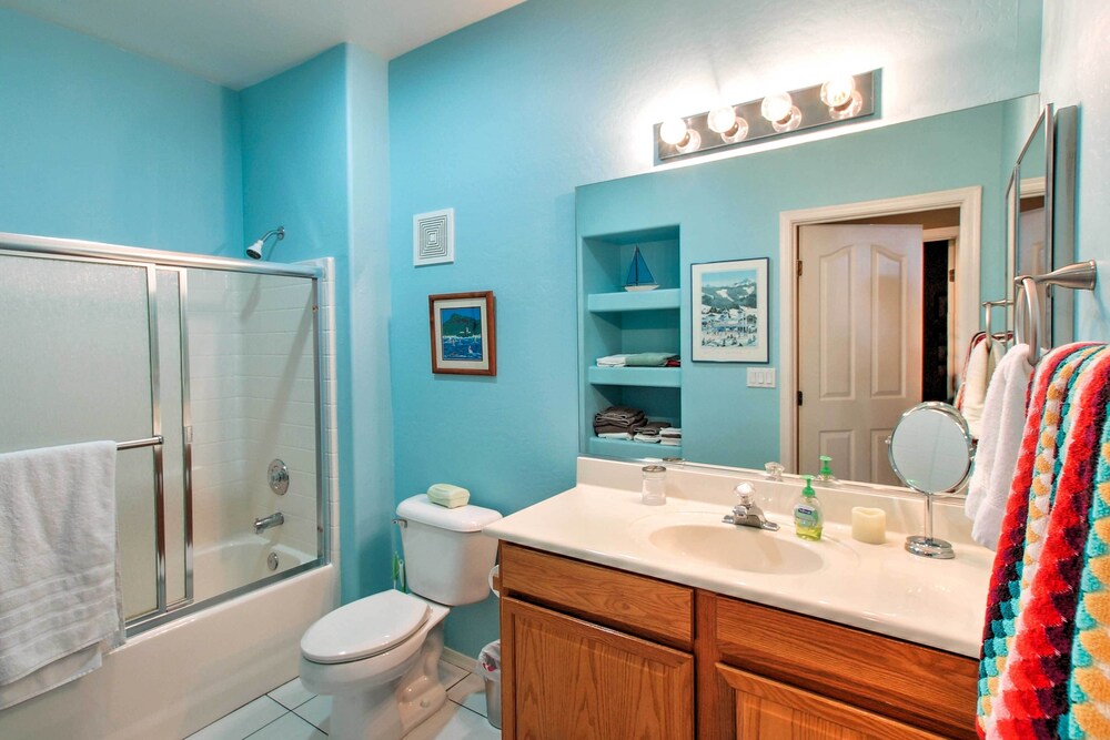 Lovely Condo w/ Balcony < 3 Miles to Parks + Golf!