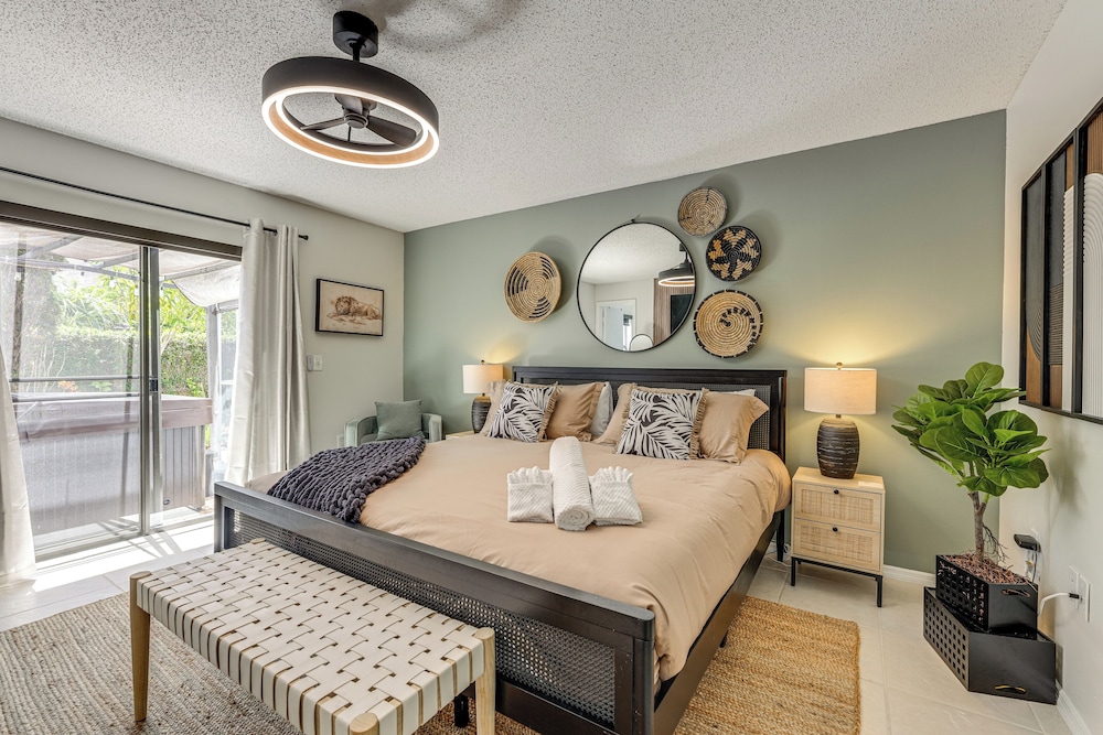 Hot Tub & Movie Theater: Family Oasis in Kissimmee
