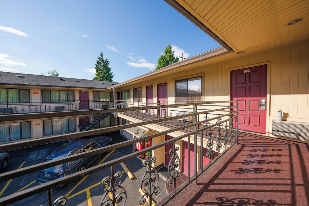 Broadway Inn view 2