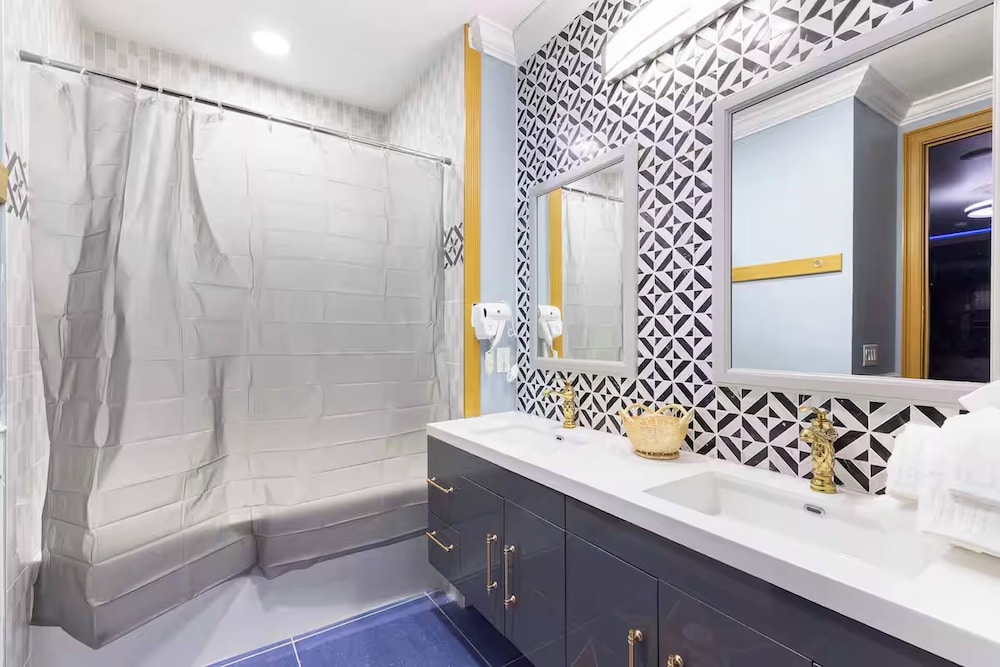Luxury Mansion w Pool Sleeps 60