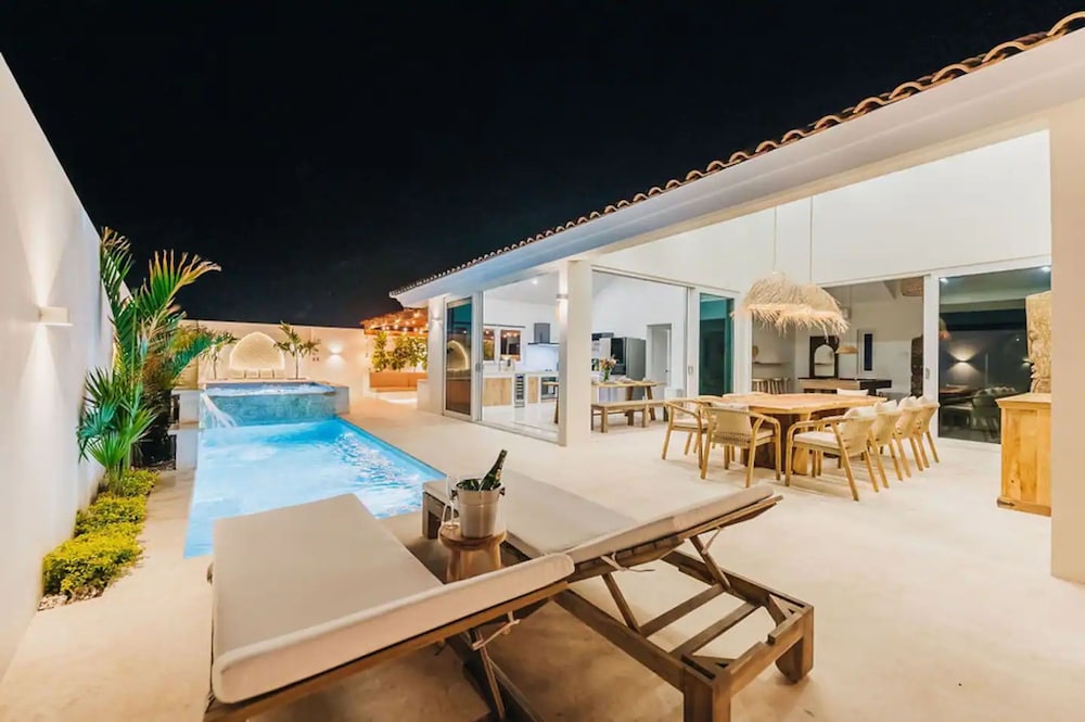 Bohostyle Villa 3min to Beach Hottub 8 Sleeps