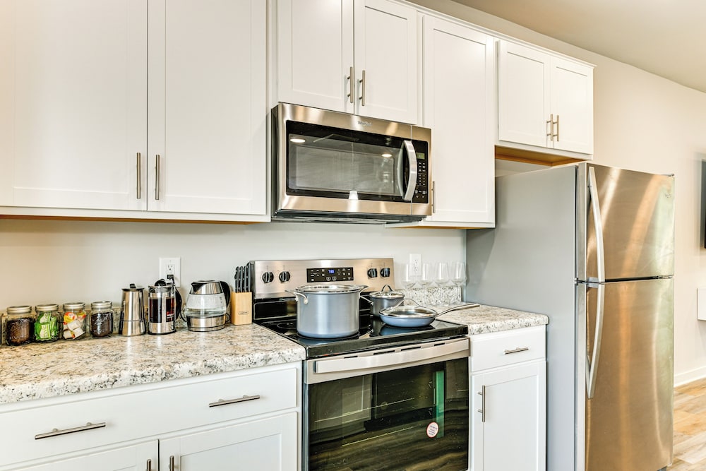 Modern Townhome w/ Yard: 5 Mi to Dtwn Charlotte