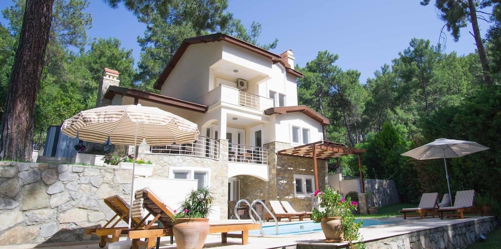 Larmos Villa