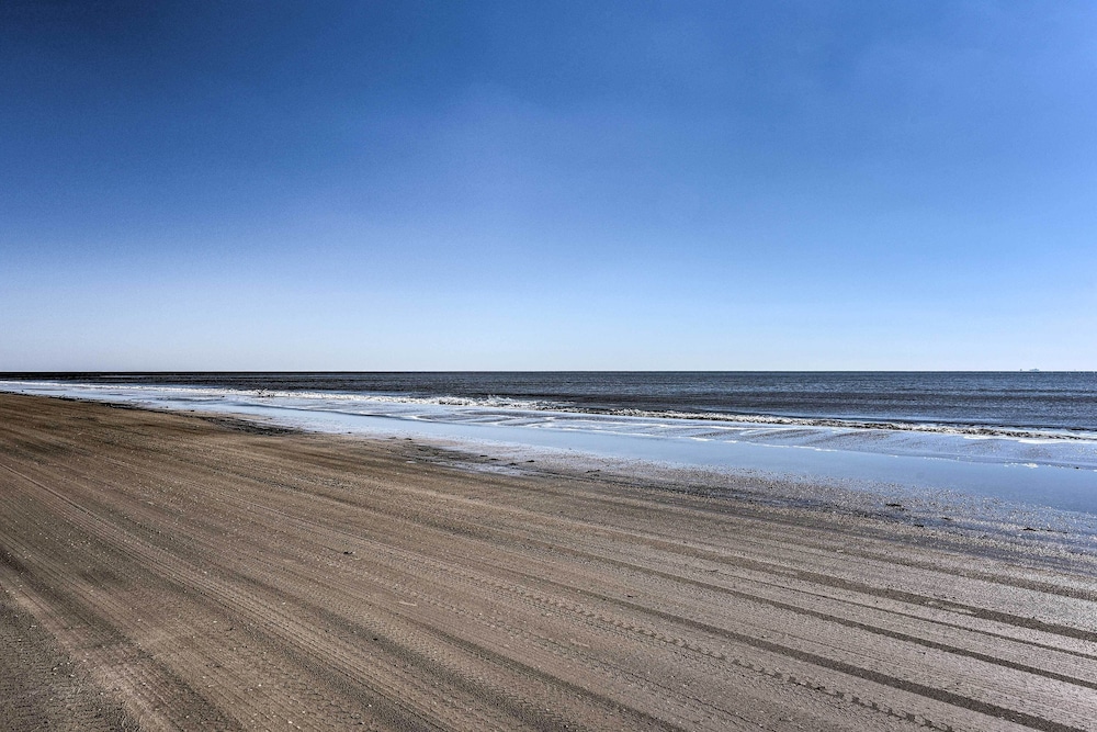 Walk to Shore: Crystal Beach Family Home w/ Deck! view 4
