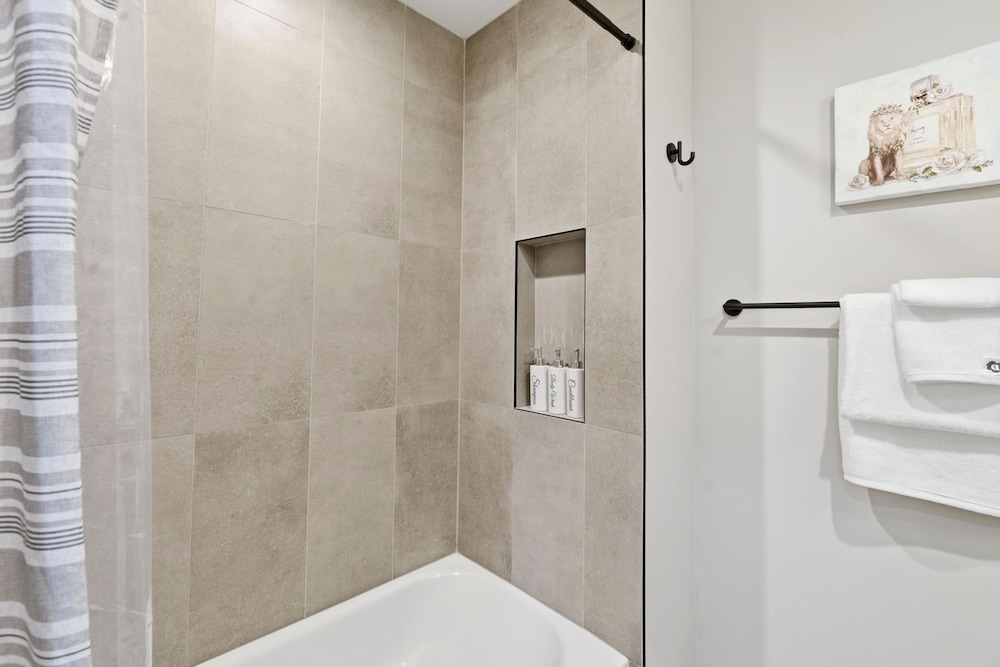 Comfy Condo - Gym Free Parking Modern Amenities