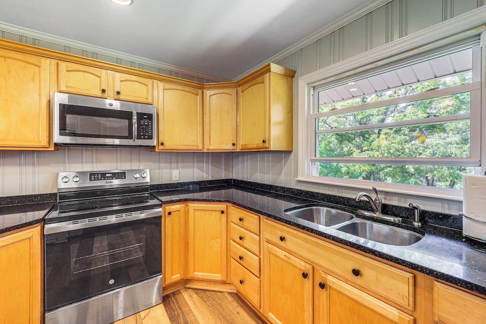 Hike & Leaf Peep! Peaceful Home in Laurel Springs