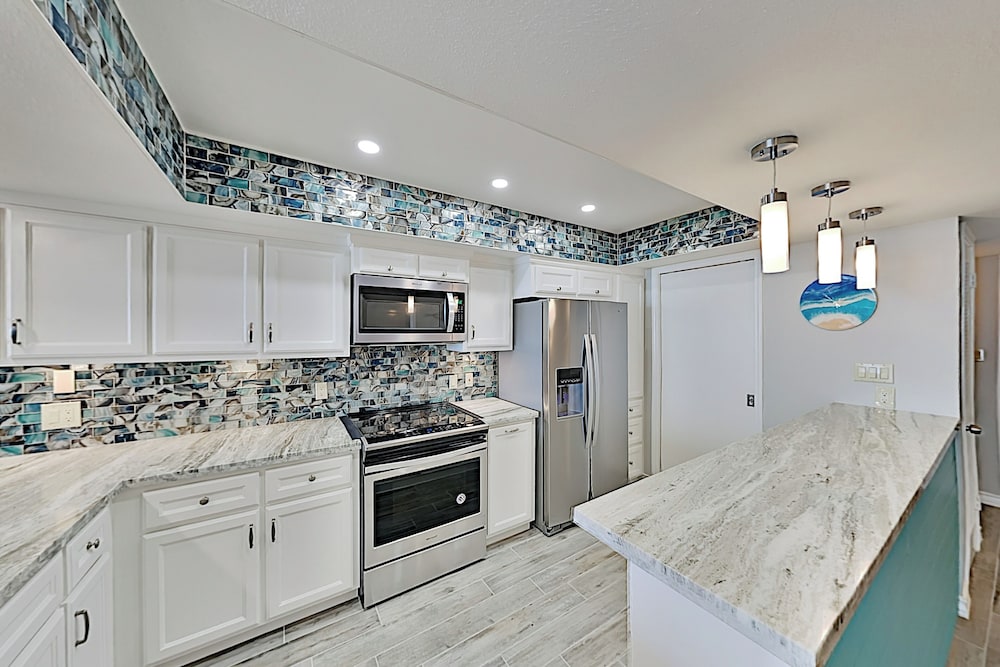 Gulf-front 2BR w/ Resort Amenities, Beach Access