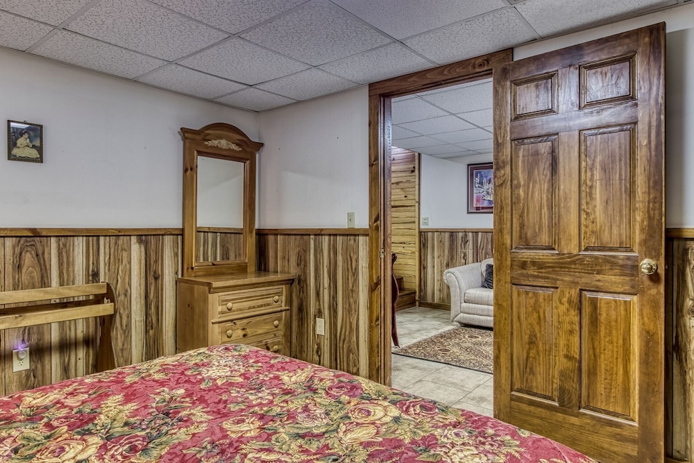 Er44 - Rising Eagle - Great Location! Close To Town! 2 Bedroom Cabin by RedAwning view 5