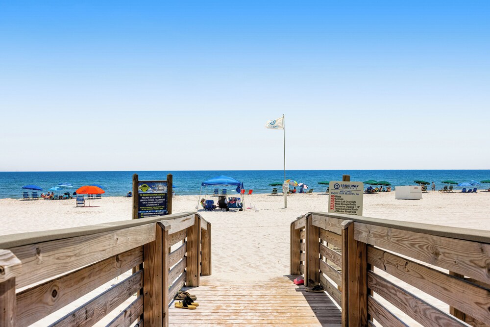 4BR Condo w/ Gulf Views & Amenities