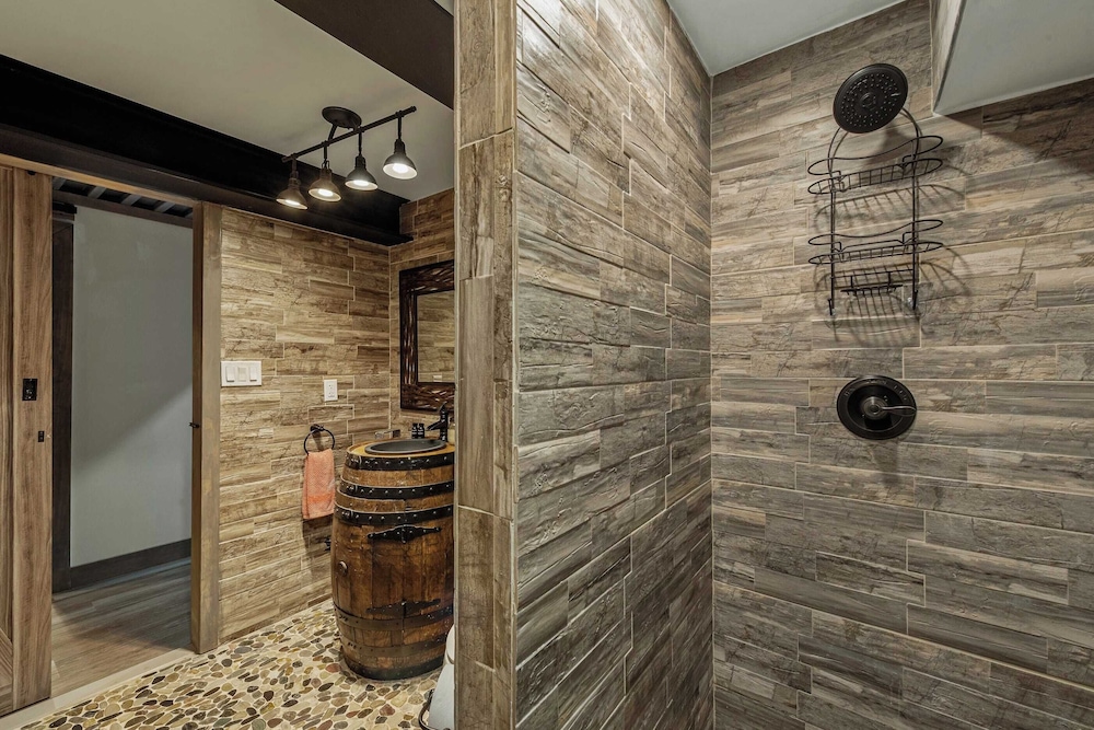 Bigwood Cabin Retreat Hot Tub, Game Room, Firepit Lounge & Private Yard