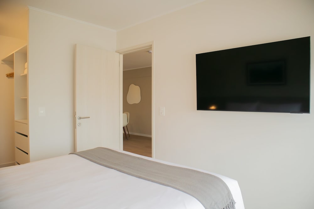 w Elegant 2BR Apartment in Miraflores Steps From Larcomar