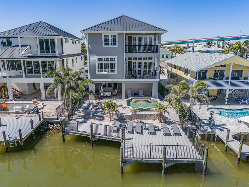 260 Coastal Luxe Retreat: 5bd/4.5ba, Pool & Spa, Water Views 5 Bedroom Home