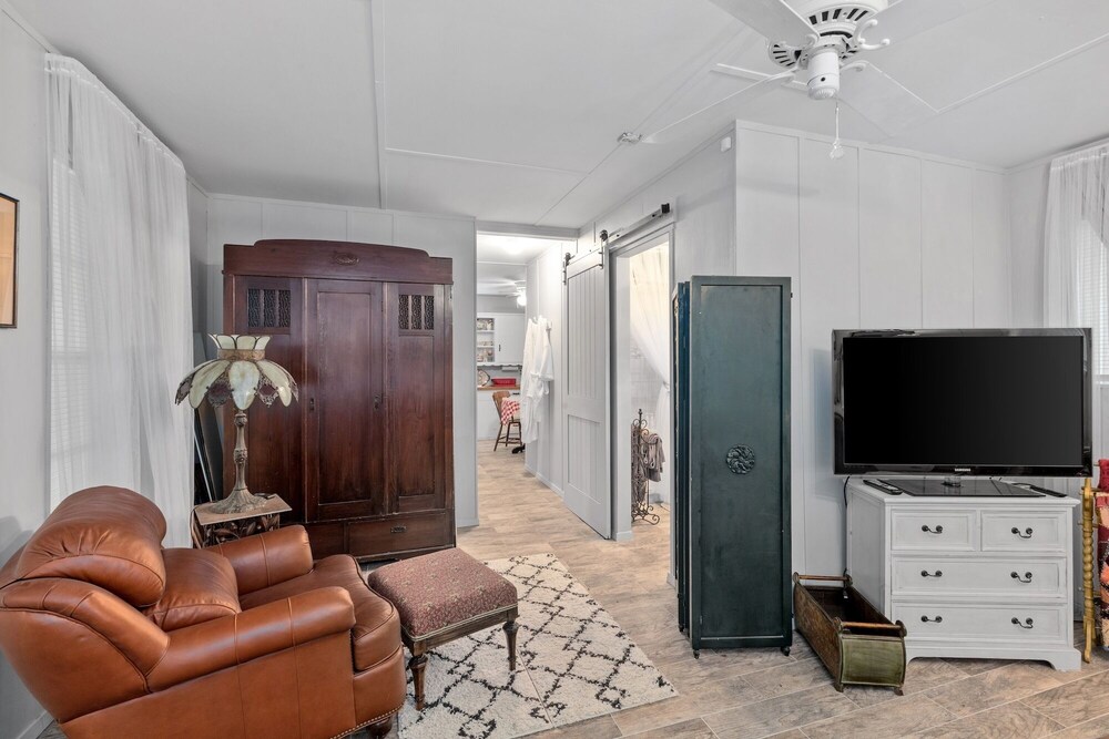 Kaderli Haus 1 Bedroom Cottage by RedAwning view 5