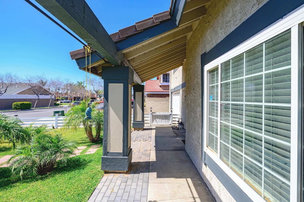 Perfect Family Getaway w Garden Near ONT Airport