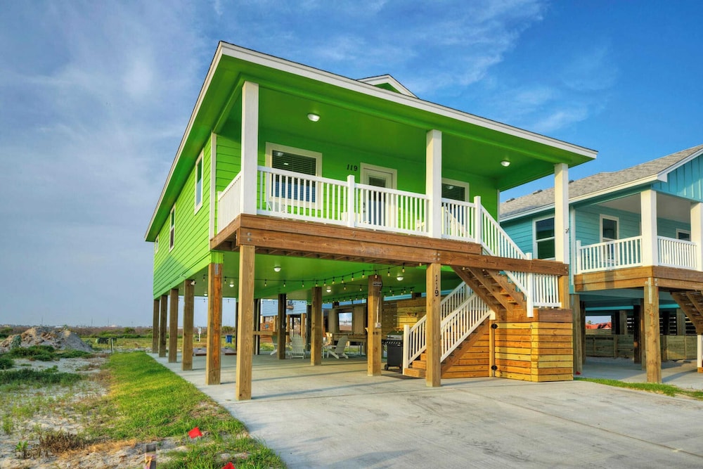 Sleeps 21, 2 Homes Private Pool, Patio Lounge w/ Fire Pit, Bar, TV, & Games